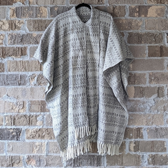 Vintage 70s Hand Made 100% Peruvian Wool Ruana Wrap Neutral Woven - Picture 1 of 5